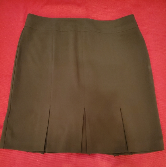 Cute pencil skirt w/flare. - Picture 1 of 5